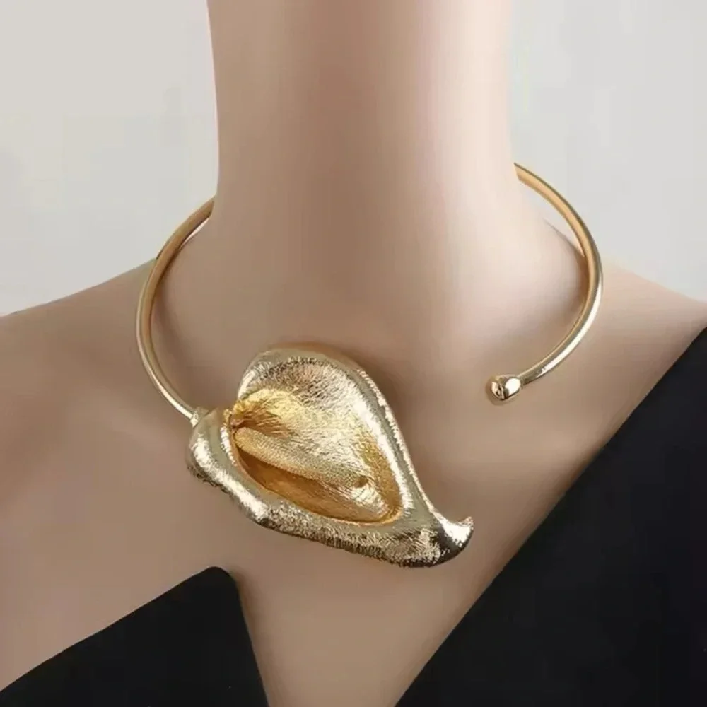 Horseshoe Lotus Gold Bangle Flower Necklace - Picture 7 of 10